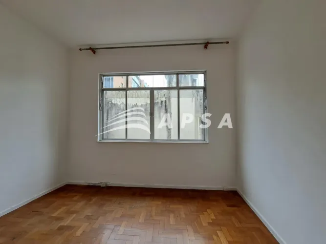 EM ÓTIMA LOCALIZAÇÃO, FUNDOS. AMBIENTE SILENCIOSO, PORTARIA 24 H, QUARTO E SALA, COM PEQUE