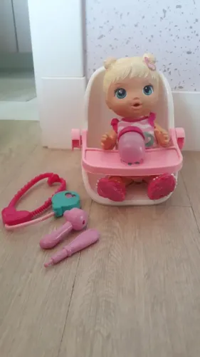 Linda boneca Baby Alive com cadeira e acessórios de médico