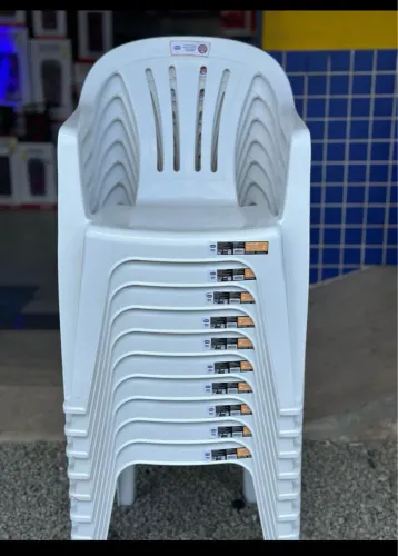 Cadeiras Plásticas Brancas suporta até 182kg ?