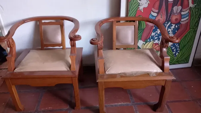 Conjunto 2 poltronas de madeira