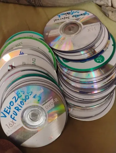 Lote 100 CDs/DVDs usados para artesanato ou decoração