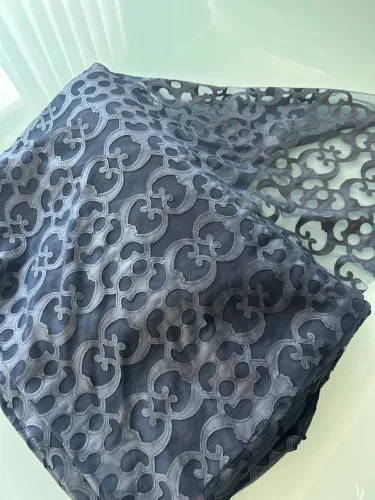 Tecido em tule preto com detalhes em corino. Lindíssimo pra confecção .