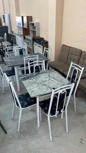 Elegância que Reúne: Conjunto Sala de Jantar com Mesa Quadrada e Cadeiras Estilo Coroa