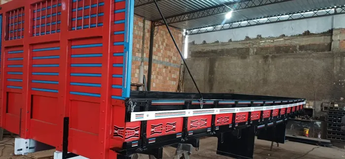 Vendo carroceria semi nova 8m20