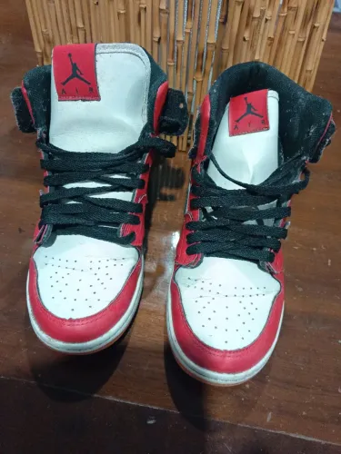 Tênis Nike Air Jordan MID Chicago 