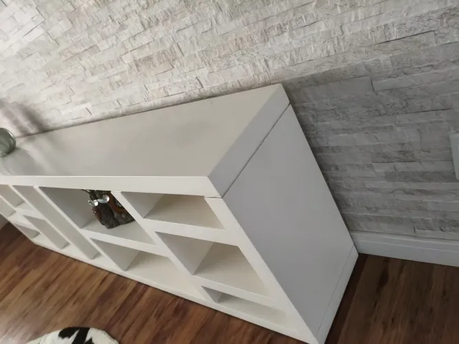 Rack moderno branco com design diferenciado