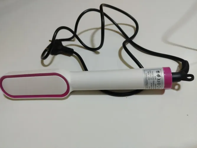 Escova alisadora de cabelos.