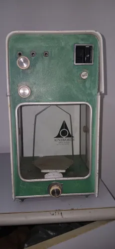 Balança de laboratório analítica vintage WM Ainsworth,