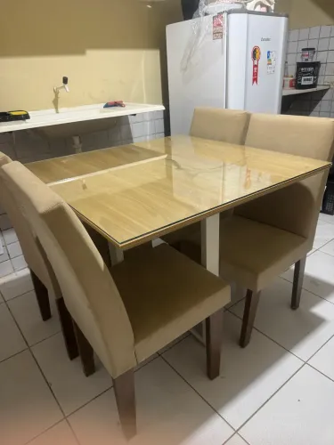 Mesa de quatro cadeiras de MDF AMADEIRADO