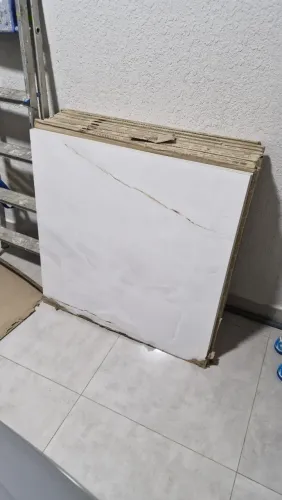 Piso porcelanato 82cm X 82cm