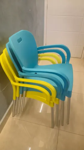 Cadeiras plásticas com pés de alumínio 
