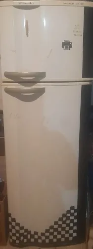 Geladeira Eletrolux com freezer 220 bolts