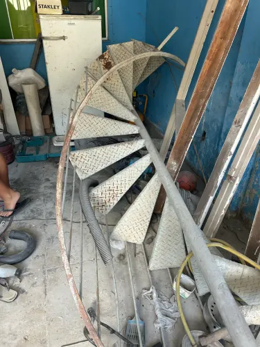 Vende-se escada caracol de ferro 