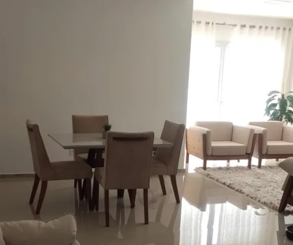 Mesa De Jantar pés em madeira maciça + 4 Cadeiras