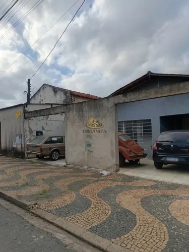 IMÓVEL COMPOSTO POR CASA E ARMAZÉM, AMBOS INTEGRADOS NO MESMO TERRENO, DISPONÍVEIS PARA VE