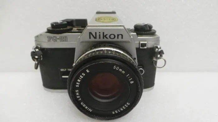 MÁQUINA FOTOGRÁFICA ANTIGA NIKON FG20 PARADA HÁ ANOS!