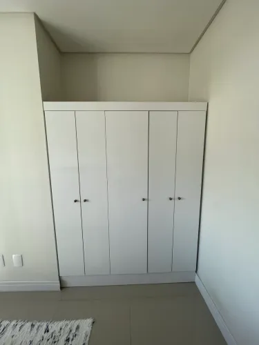 Guarda roupa branco e pequeno