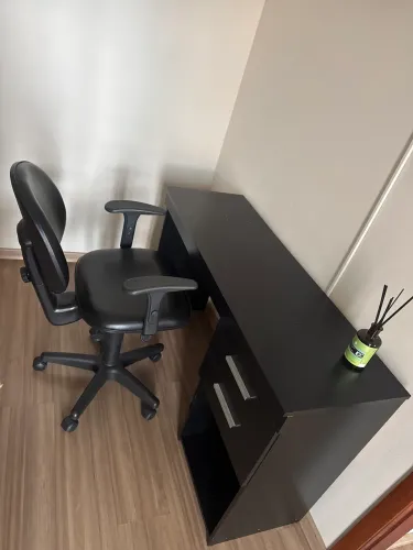 Mesa com Cadeira para estudo.
