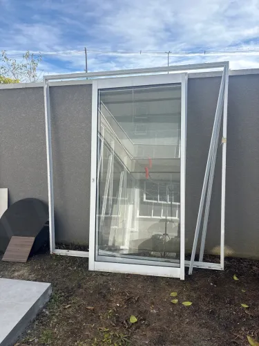 Porta em alumínio e vidro