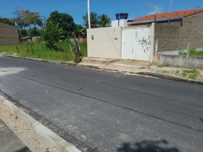Ipioca-Casa 2qtos s/ 1 suite,murada, garagem.