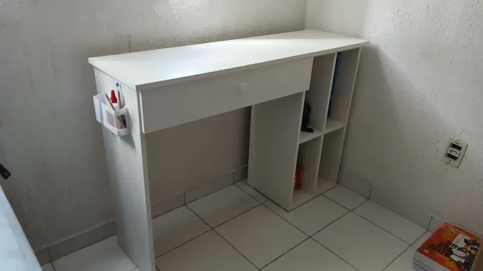 Escrivaninha/mesa para quarto semi NOVA