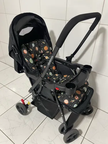 Carrinho de bebê com alça reversível