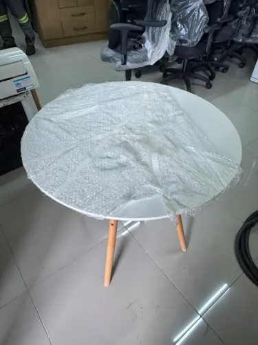Mesa de Jantar redonda com tampo branco e Pés palito em madeira.