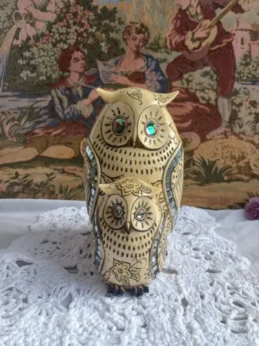 Coruja em resina com alguns detalhes veja fotos