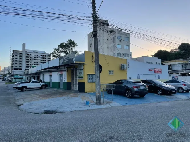 Prédio com salas comerciais no bairro Estreito.