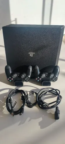 ? PlayStation 4 PS4 PRO 1TB + 2 Controles Originais + Base cooler