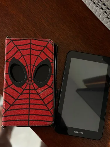 Vendo um tablet homem aranha