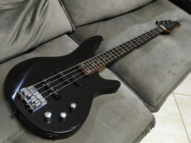 Baixo Precision Jazz Bass Golden funcionando, com capa