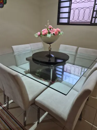 Mesa com 8 cadeiras