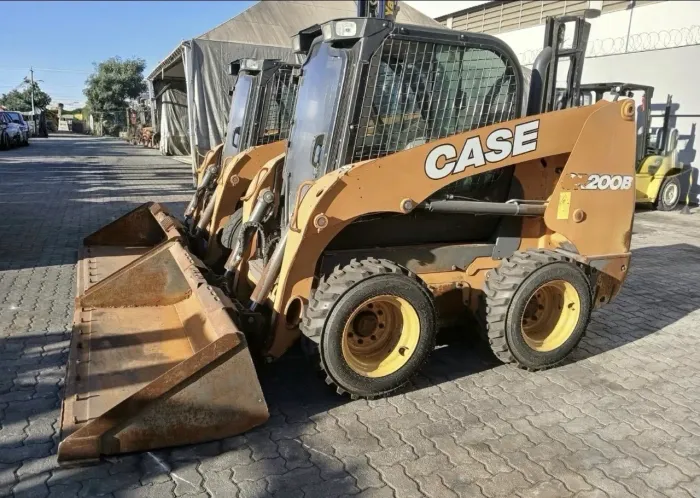 Minicarregadeira Case SR200B ano 2023, com média de 2.400 horas e ar condicionado, em MG