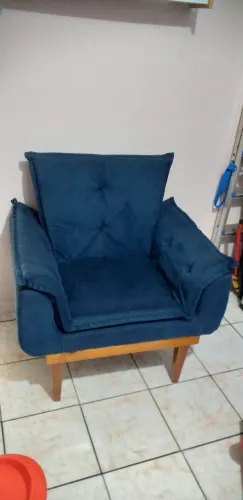 poltrona azul pés madeira maciça
