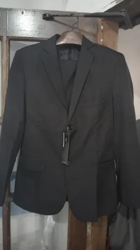 Vendesse um terno com calça ,novo nunca usado 