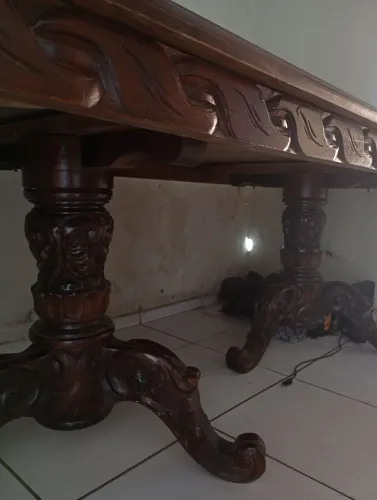 MESA DE MADEIRA MACIÇA. 