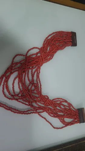 Colar artesanal em missanga com varias tiras vermelho