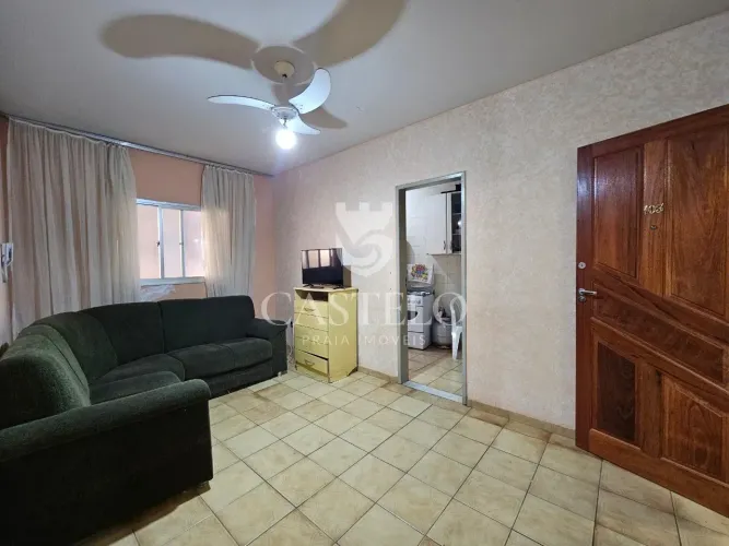 Apto de primeiro andar, 2 quartos com área lateral na Praia do Morro