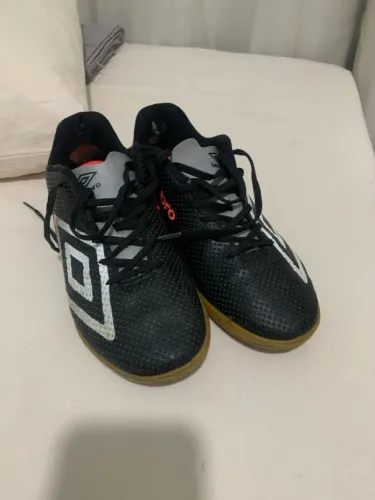 Vendo chuteira de Futsal nova, 1 ano de uso