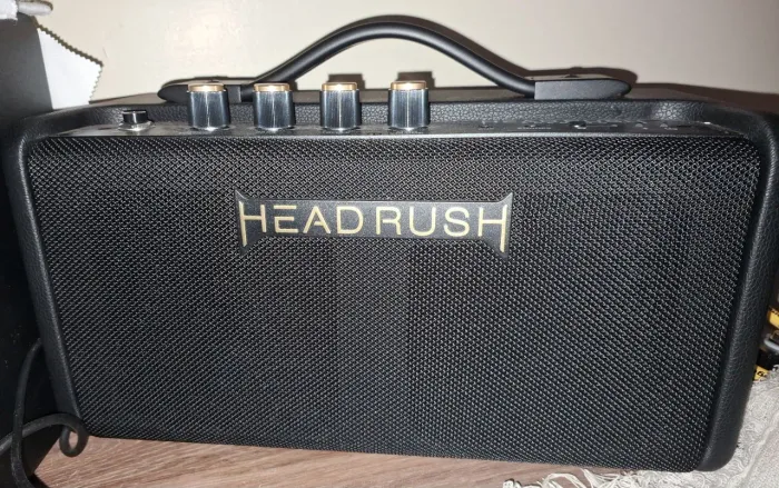 Caixa amplificada Headrush Go FRFR