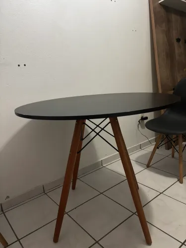 Mesa redonda preta 