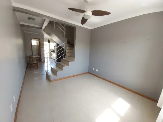 Vendo casa geminada de dois quartos no Parque Guarani