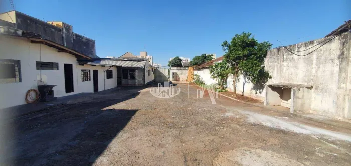Casa comercial com 3 quartos para alugar, 100 m² por R$ 1.500/mês - Vila Brasil - Londrina
