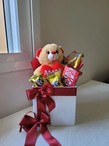 Cesta com chocolate e pelúcia ideal para presentear. Aniversário. Pronta Entrega.