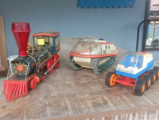 Vendo brinquedos antigos, década de 60 em bom estado, precisando de restauro