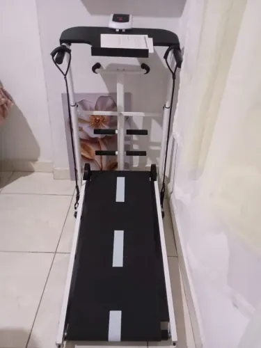 Esteira para caminhada em ótimo estado, funciona perfeitamente.otima para usar em casa