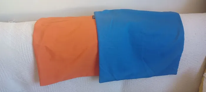 2 lindas capas uma azul e a outra laranja