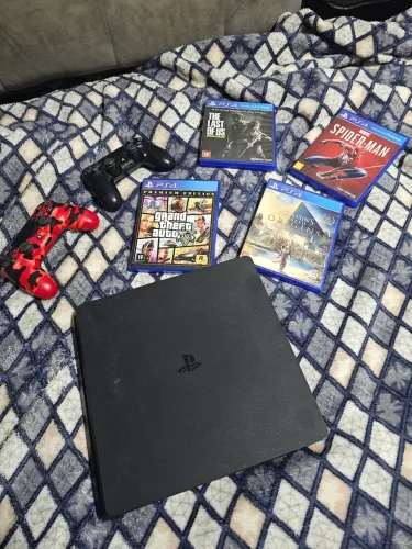 PlayStation 4 Slim 1TB + 2 Controles + 4 Jogos