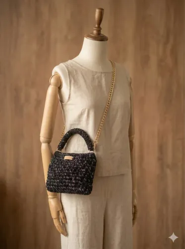 Bolsa preta em fio de malha prêmio com alça em crochê e corrente